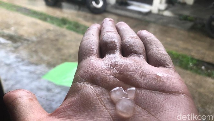 Hujan es mengguyur kawasan Dipatiukur, Kota Bandung