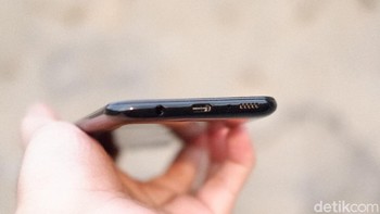 Di bagian bawahnya terdapat port USB Type C, jack audio dan speaker. Foto: Adi Fida Rahman/detikINET