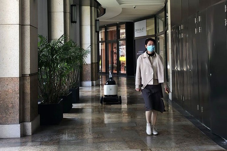 Virus Corona membuat warga di China menerapkan social distancing. Robot pengantar makanan pun banyak diburu untuk mudahkan aktivitas warga selama isolasi diri.