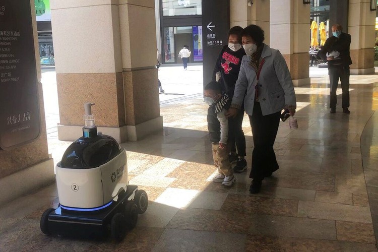 Virus Corona membuat warga di China menerapkan social distancing. Robot pengantar makanan pun banyak diburu untuk mudahkan aktivitas warga selama isolasi diri.