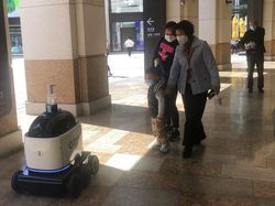 Keren! Ada Robot Pengantar Makanan hingga Pengawas Mal di China