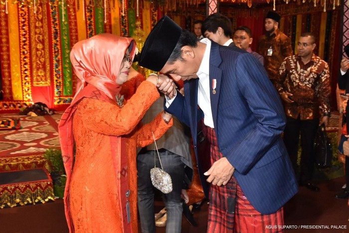 Ibunda Jokowi Meninggal, Begini Momen Kebersamaan Keduanya Ibunda Presiden Joko Widodo, Sudjiatmi Notomiharjo, telah meninggal dunia pada usia 77 tahun. Begini beberapa momen kebersamaan Jokowi dengan almarhumah ibunya.