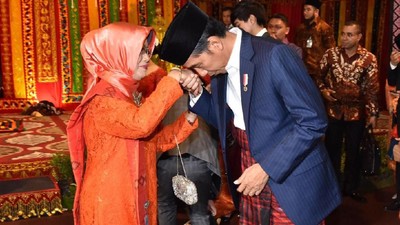 Begini Momen Kebersamaan Jokowi dengan Ibunda
