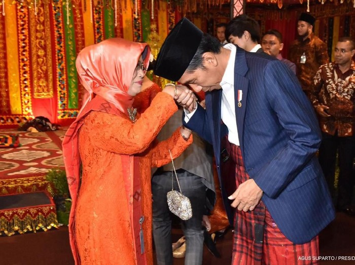 Ibunda Presiden Joko Widodo, Sudjiatmi Notomiharjo, telah meninggal dunia pada usia 77 tahun. Begini beberapa momen kebersamaan Jokowi dengan almarhumah ibunya.