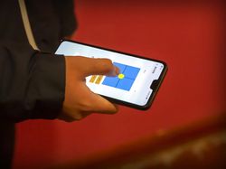 Keren! Ada Robot Pengantar Makanan hingga Pengawas Mal di China