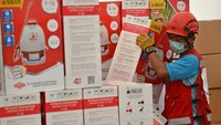 Sejumlah petugas memindahkan alat penyemprot disinfektan ke truk di Gudang Darurat Pencegahan COVID-19 Palang Merah Indonesia (PMI), Mampang Prapatan, Jakarta.
