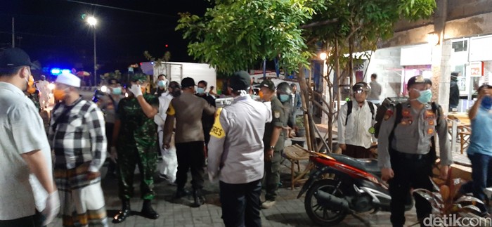 polisi bubarkan kerumunan warga