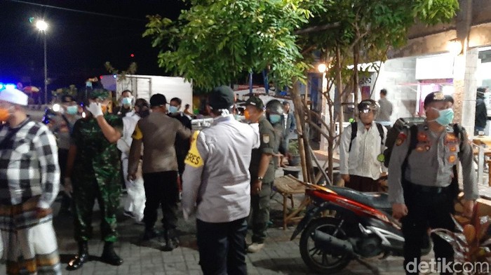 polisi bubarkan kerumunan warga