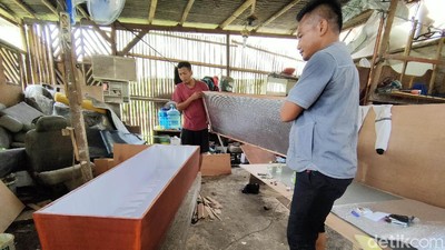 Melihat Pembuatan Peti Jenazah Khusus Korban COVID-19