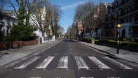Perdana Menteri Inggris, Boris Johnson, mengumumkan tindakan penguncian ketat yang mendesak orang untuk tinggal di rumah dan hanya meninggalkan rumah untuk berbelanja makanan pokok, berolahraga sekali sehari dan perjalanan penting ke dan dari tempat kerja. Foto: Getty Images/Leon Neal