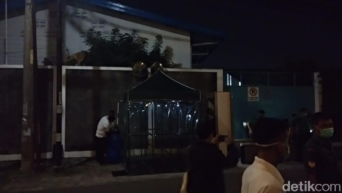 Suasana di rumah duka Ibunda Jokowi di Banjarsari, Solo