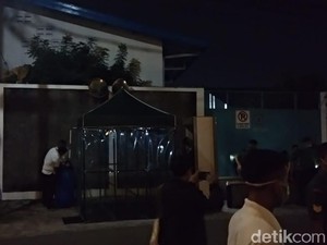 Ibunda Jokowi Meninggal, Para Pelayat Dicek Suhu Tubuh