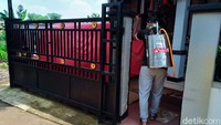 Mereka menyemprot seluruh rumah di RT 3 RW 10 Banjaran Pucung, Cilangkap, tersebut.