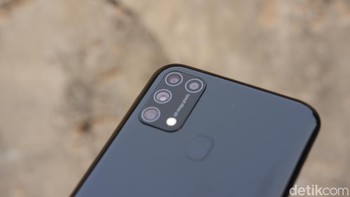 Empat kamera dibagian belakang, terdiri dari 64 MP lensa utama, lensa Ultra Wide 123 derajat 8MP, depth lens 5 MP, serta lensa macro 5 MP. Foto: Adi Fida Rahman/detikINET