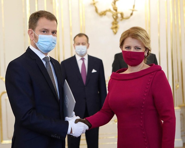 Zuzana kembali mengulang penampilan stylishnya ini saat menghadiri pelantikan Perdana Menteri Baru Slovakia, Igor Matovic pada Minggu (22/3/2020). Zuzana membagikan fotonya saat menghadiri acara tersebut di Instagram pribadinya. Foto: Dok. Instagram