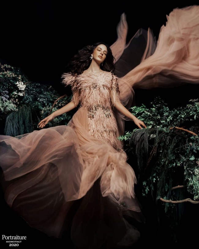 Berpose dengan mata tertutup dan seolah seperti bidadari yang sedang terbang bersama selendangnya, Nia Ramadhani menulis pada keterangan fotonya, I feel like a GODDESS. Foto: Dok. Instagram Nia Ramadhani/Rio Motret