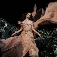 Berpose dengan mata tertutup dan seolah seperti bidadari yang sedang terbang bersama selendangnya, Nia Ramadhani menulis pada keterangan fotonya, I feel like a GODDESS. Foto: Dok. Instagram Nia Ramadhani/Rio Motret