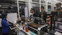 Wali Kota Palangkaraya Fairid Naparin (tengah) bersama tim Gugus Tugas Pencegahan dan Penanganan COVID-19 Palangkaraya melakukan razia di minimarket di kawasan kota Palangkaraya, Kalimantan Tengah, Selasa (24/3/2020) malam. Antara Foto/Makna Zaezar.  