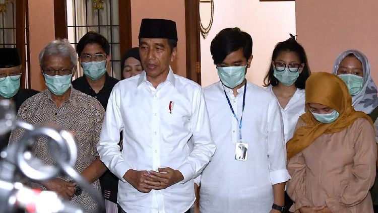 Kabar Duka, Ibunda Jokowi Tutup Usia di Solo. Jokowi Terbang ke Solo Kabar duka datang dari keluarga Presiden Joko Widodo (Jokowi). Ibunda Jokowi, Sudjiatmi, meninggal dunia.