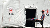 Petugas memindahkan barang di Gudang Darurat Pencegahan COVID-19 Palang Merah Indonesia (PMI), Mampang Prapatan, Jakarta.