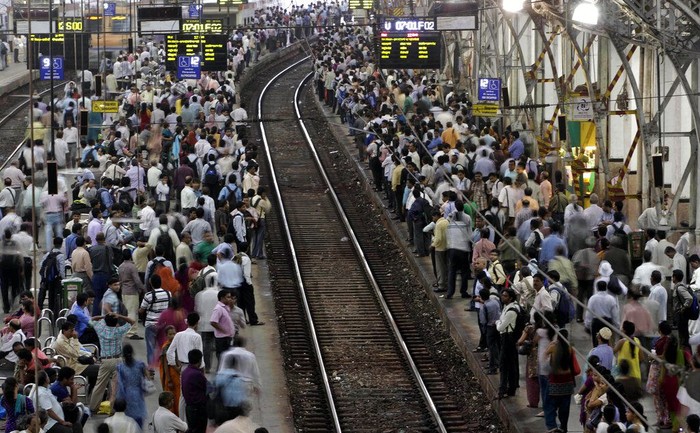 Penerapan lockdown membuat akses transportasi ke luar dan masuk India dihentikan sementara. Stasiun kereta yang biasanya ramai oleh warga kini sunyi dan sepi.