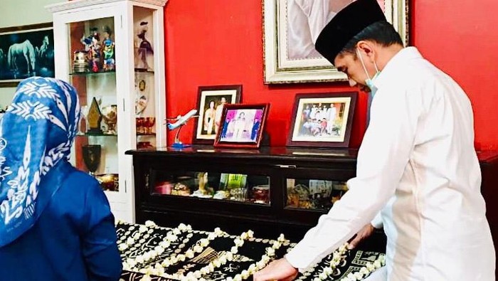 Suasana di rumah duka almarhumah ibunda Presiden Jokowi, Sdjiatmi Notomiharjo