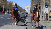 Bagi pelanggar Lockdown di Prancis akan diberikan sanksi denda sebesar 135-3.700 Euro atau sekitar 2-66 juta Rupiah. AP Photo/Michel Euler.