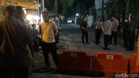Tampak warga dan para wartawan yang ikut berkumpul di rumah duka. Mereka juga ikut mengenakan masker di tengah wabah Corona ini.