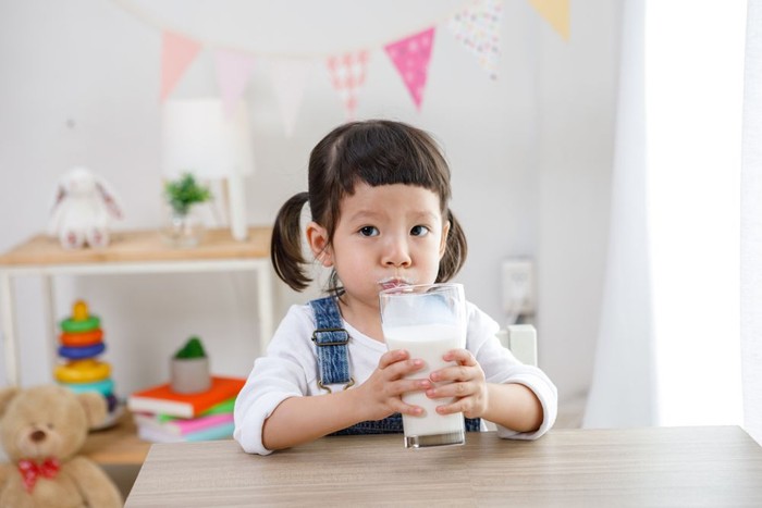 Anak minum susu Anak minum susu