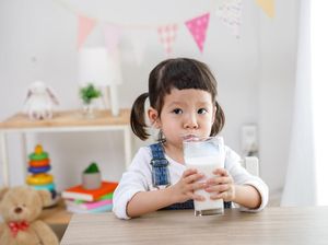 Ini Cara Mudah Agar Si Kecil Mau Minum Susu