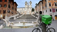 Tak ada satu pun orang yang berkeliaran di Roma, yang tersisa hanyalah pengantar makanan yang masih berjuang untuk menyambung hidup. Foto: The New York Times/CNN/Twitter