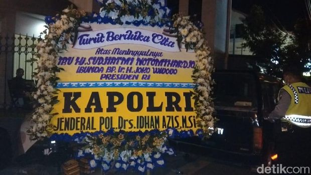 Karangan Bunga Mulai Berdatangan di Rumah Duka Ibunda Jokowi