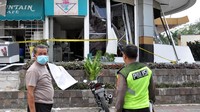 Petugas kepolisian tampak berada di lokasi terjadinya ledakan di salah satu restoran yang berada di Plaza Ramayana Medan, Sumatera Utara, Rabu (25/3/2020).