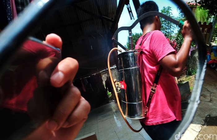 Untuk mencegah penyebaran virus corona, warga di Kampung Banjaran Pucung, Cilangkap, Tapos, Depok, melakukan penyemprotan disinfektan. Mereka melakukannya secara mandiri.