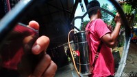 Penyemprotan ini dilakukan atas inisiatif karang taruna setempat.