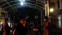 Tenda juga sudah mulai terpasang di halaman depan rumah Ibunda Jokowi yang juga merupakan rumah masa kecil Presiden Jokowi.