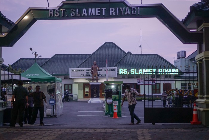 Begini Suasana Di Rumah Duka Ibunda Presiden Jokowi<script async src=