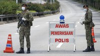 Malaysia juga memberikan denda sebesar 3,5 juta Rupiah atau hukuman penjara bila melanggar aturan Lockdown. AP Photo/Vincent Thian.