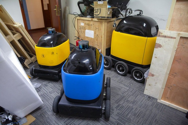 Robot Pengantar Makanan hingga Penyedia Hand Sanitizer di China Virus Corona membuat warga di China menerapkan social distancing. Robot pengantar makanan pun banyak diburu untuk mudahkan aktivitas warga selama isolasi diri.