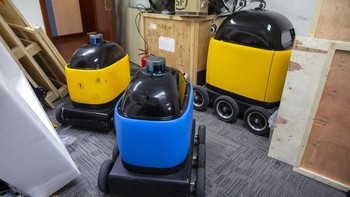 Robot setinggi 68 Cm dengan 6 rodanya dijual ke pengecer, rumah sakit, mal dan kompleks apartemen. AP Photo/Mark Schiefelbein.