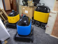 Keren! Ada Robot Pengantar Makanan hingga Pengawas Mal di China