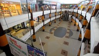 Suasana pusat perbelanjaan yang sepi pengunjung di Duta Mall, Banjarmasin, Kalimantan Selatan. Foto: ANTARA/BAYU PRATAMA S