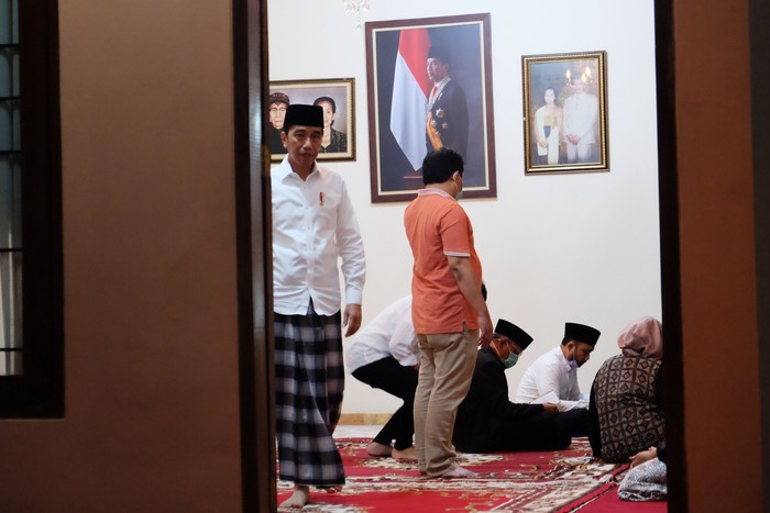 IBUNDA PRESIDEN WAFAT Presiden Joko Widodo (tengah) didampingi putra sulung presiden, Gibran Rakabuming Raka (kanan) beserta keluarga memberikan keterangan pers terkait wafatnya ibunda Presiden Joko Widodo, Sujiatmi Notomiharjo di rumah duka, Sumber, Banjarsari, Solo, Jawa Tengah, Rabu (25/3/2020). Dalam keterangannya, Presiden Joko Widodo menyatkan bahwa Ibunda Presiden Joko Widodo, Sujiatmi Notomiharjo meninggal dunia karena sakit kanker yang sudah diderita sejak 4 tahun ini. ANTARAFOTO/Maulana Surya/foc.