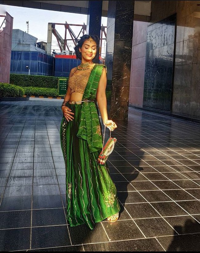 Menurut laporan Daily Mail, setelah naik pesawat untuk kembali ke Inggris dari Delhi, Bhasha mengatakan dia duduk di pesawat selama empat jam sebelum penumpang disuruh turun. Setelah itu, ia pergi ke Kolkata untuk mengisolasi diri dengan keluarga besarnya. Foto: Instagrm @bhasha05