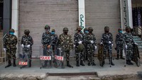Selain polisi, militer india juga bersiaga di jalan-jalan saat setelah lockdown diumumkan (Getty Images)