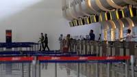 Sektor transportasi menjadi sektor paling terdampak dari penyebaran virus Corona. Pasalnya masyarakat diminta untuk mengurangi aktivitas di luar rumah akibat penyebaran virus yang semakin masif itu. Antara Foto/Umarul Faruq.