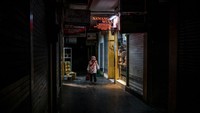 Pasar Beringaharjo juga belum ada pemberitahuan untuk tutup. Namun sebagian besar pedagang sudah menutup lapaknya karena sepi. Meski demikian, para pedagang juga tetap mengutamakan menjaga kesehatan dan kebersihan. Hal ini untuk mengantisipasi penyebaran virus Corona. Pihak pasar telah melakukan langkah antisipasi dengan menyediakan tempat cuci tangan.