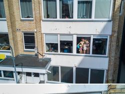 Potret Aneka Gaya Diam di Rumah Demi Cegah Corona