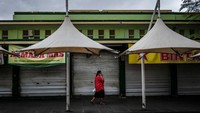 Pasar batik terkenal seperti kawasan Beringhajo kini tampak mati suri akibat wabah Virus Corona.