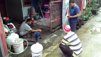 Cairan disinfektan yang dibuatnya berasal dari bahan cairan pemutih yang mengandung chlorin. Istimewa/Dok. Yusuf/Sidik